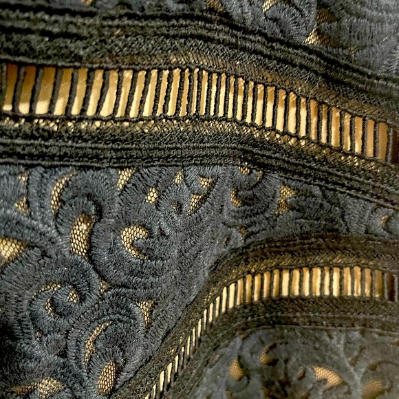 Sleeveless black lace dress - Picture 3 of 3